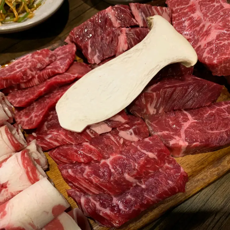 다채로운 부위를 맛볼 수 있는 소고기 모듬
