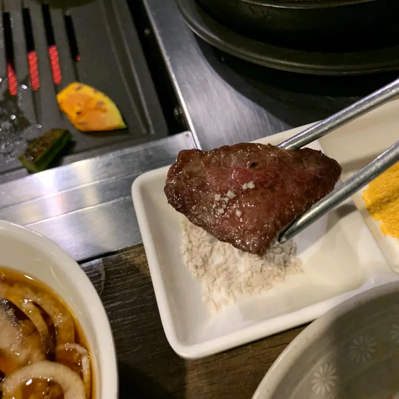 소금에 살짝 찍어 먹으면 더욱 맛있는 소고기