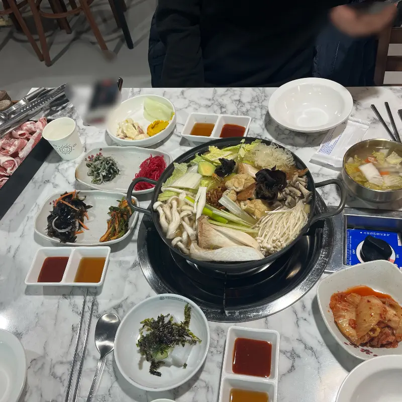 소고기 버섯전골 한 상 차림