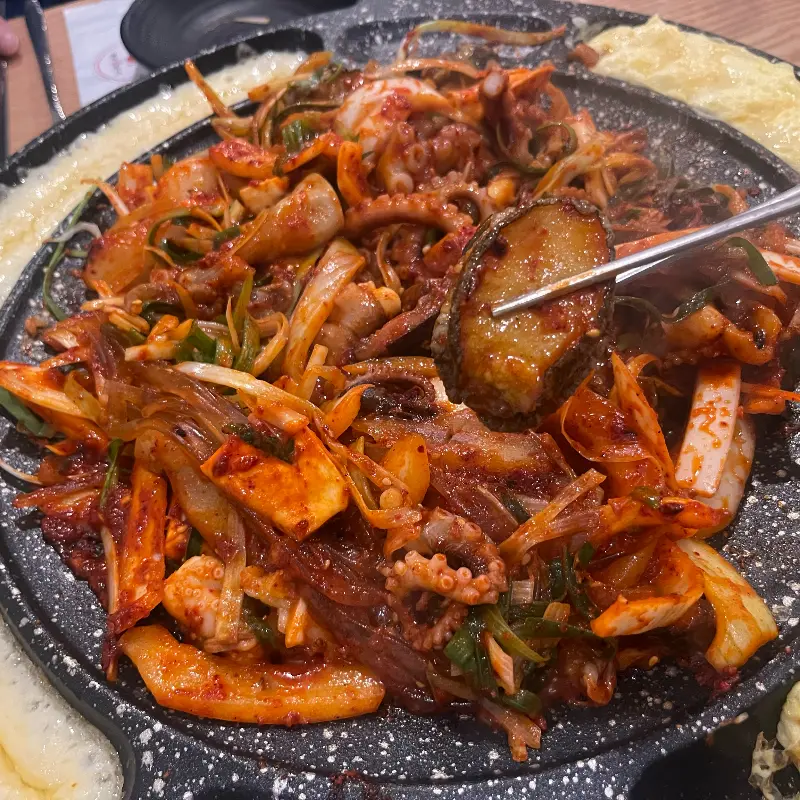 싱싱한 활전복이 올라간 전복 낙지