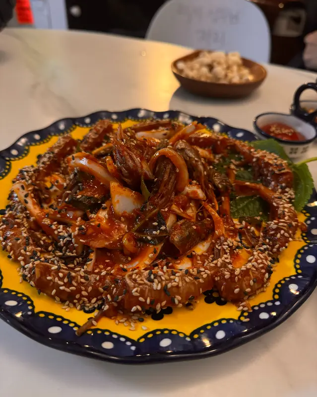 매콤달콤한 양념이 돋보이는 붉은새우 무침