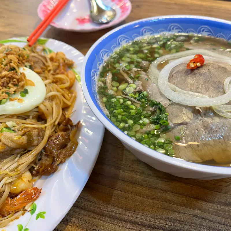 테이블 위에 놓인 쌀국수와 볶음면