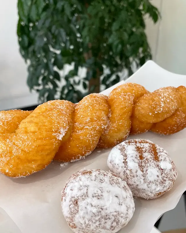 꽈배기와 슈가 파우더가 뿌려진 도넛