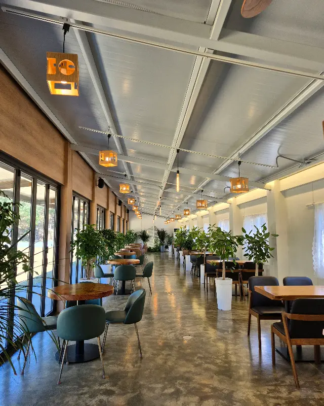 넓고 테이블 간 간격이 넓은 그래비티 카페 내부