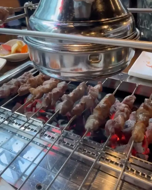 숯불 위에서 구워지는 양꼬치