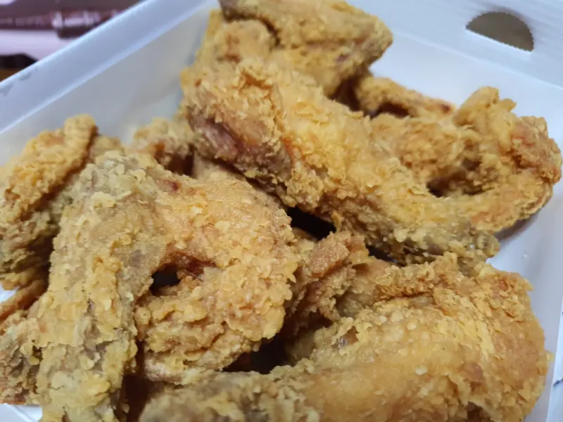 황금빛 튀김옷이 매력적인 BBQ 치킨