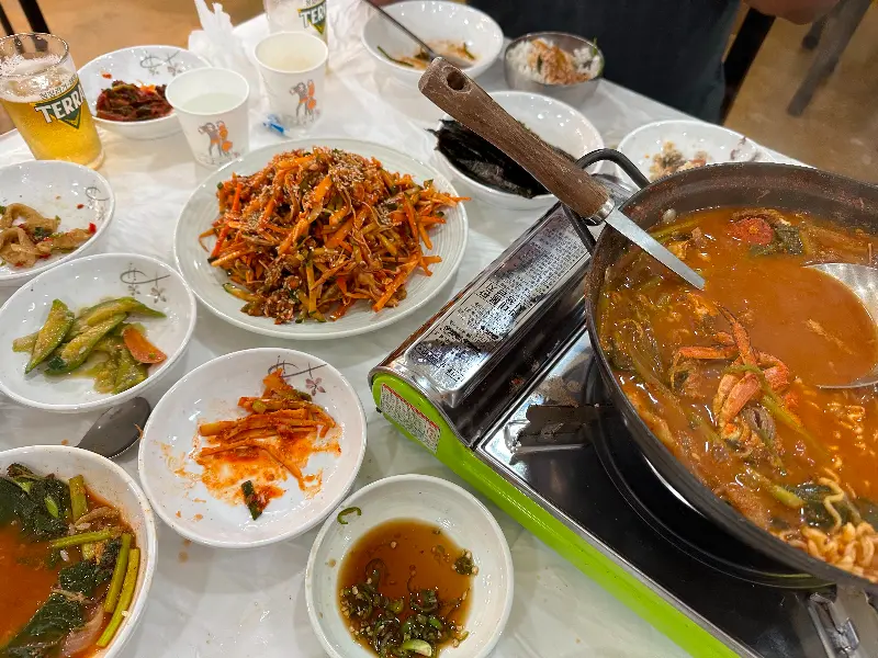 한 상 가득 차려진 음식