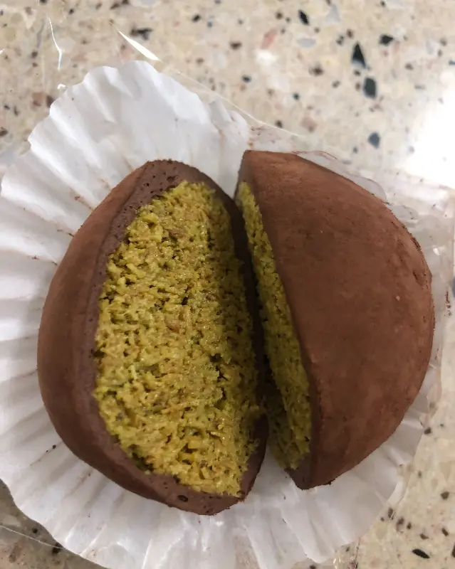 반으로 자른 두바이 초콜릿