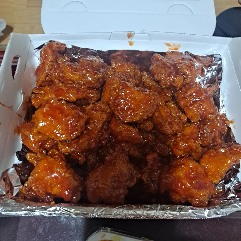 윤기가 좔좔 흐르는 양념 치킨