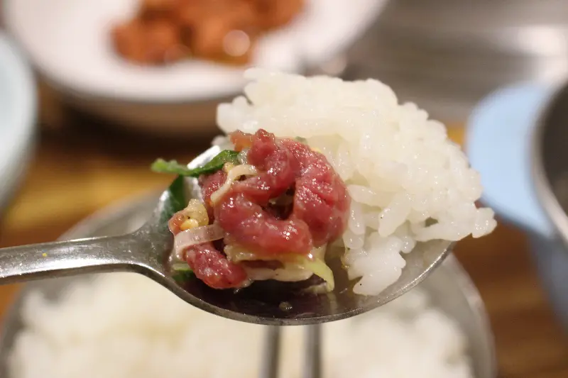 육회와 밥의 조화