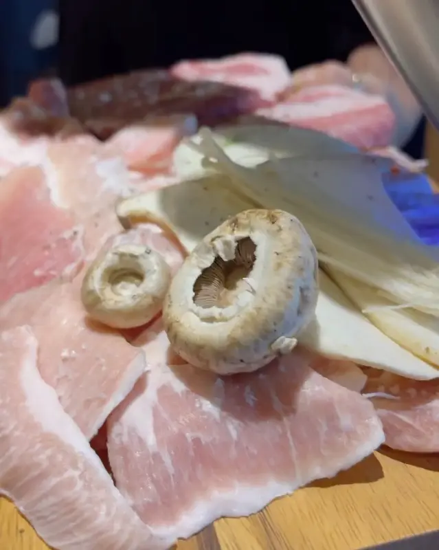 삼겹살과 함께 구워 먹는 버섯 클로즈업 샷