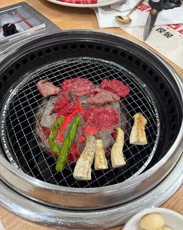 숯불 위에서 구워지는 한우