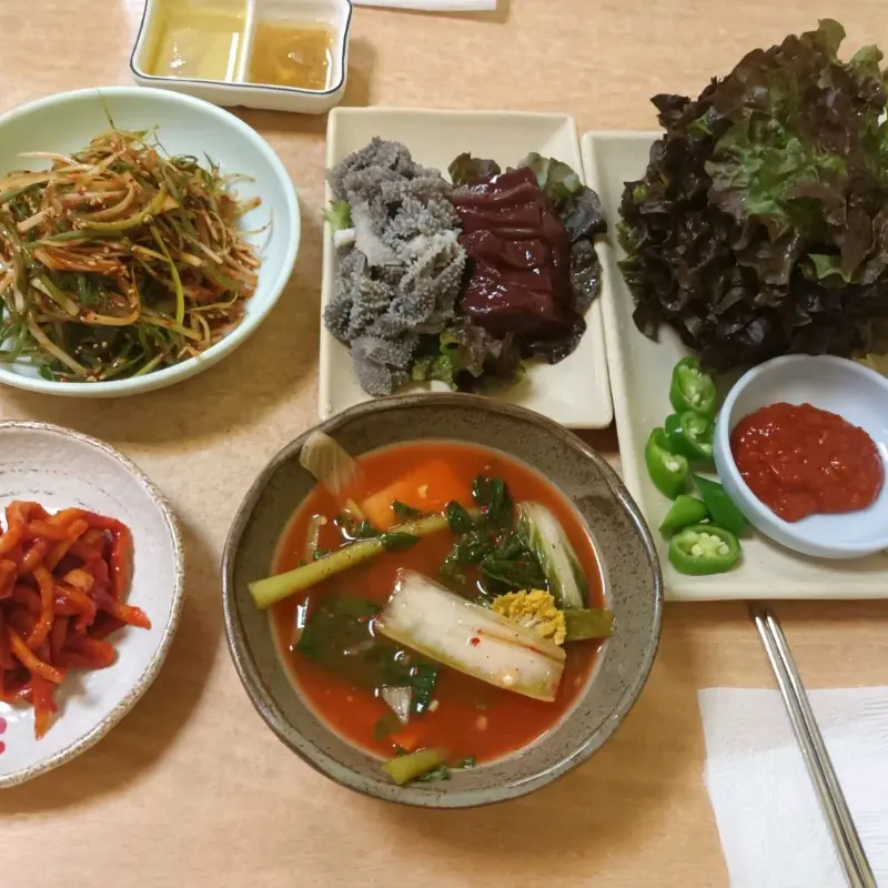 한 상 가득 차려진 음식