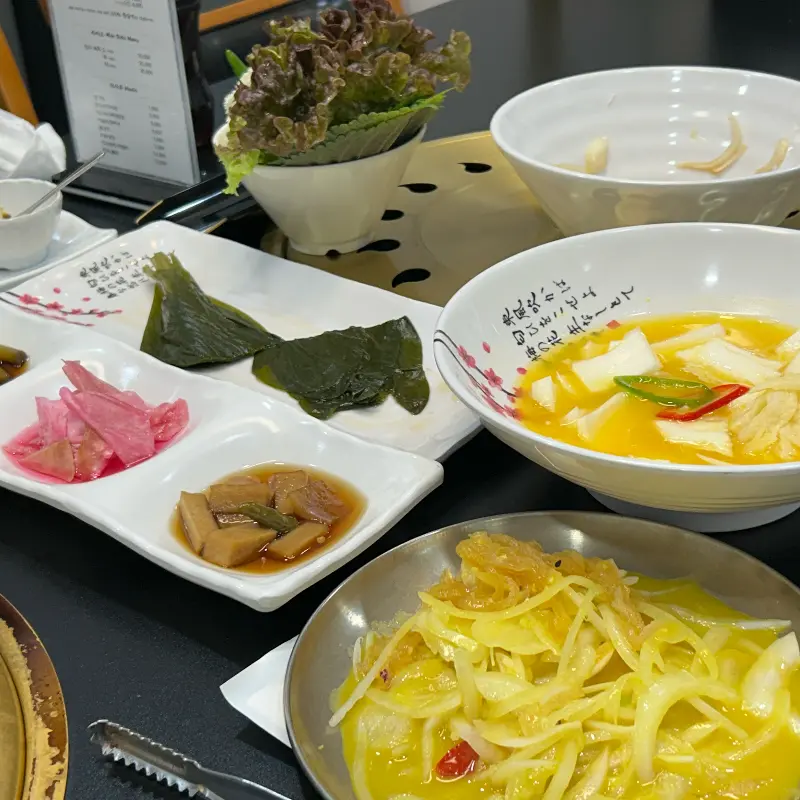 다채로운 밑반찬은 또 다른 매력