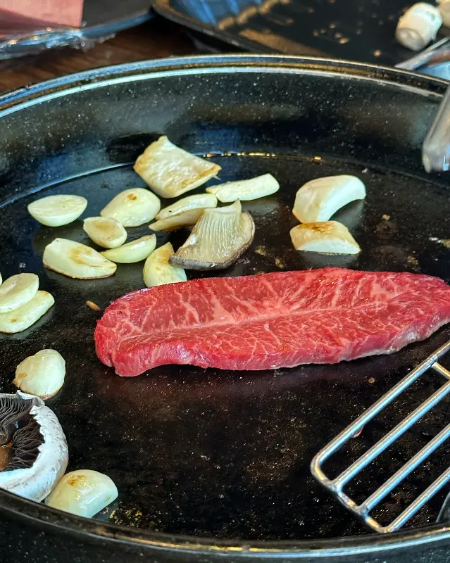 마늘과 함께 구워 먹는 한우