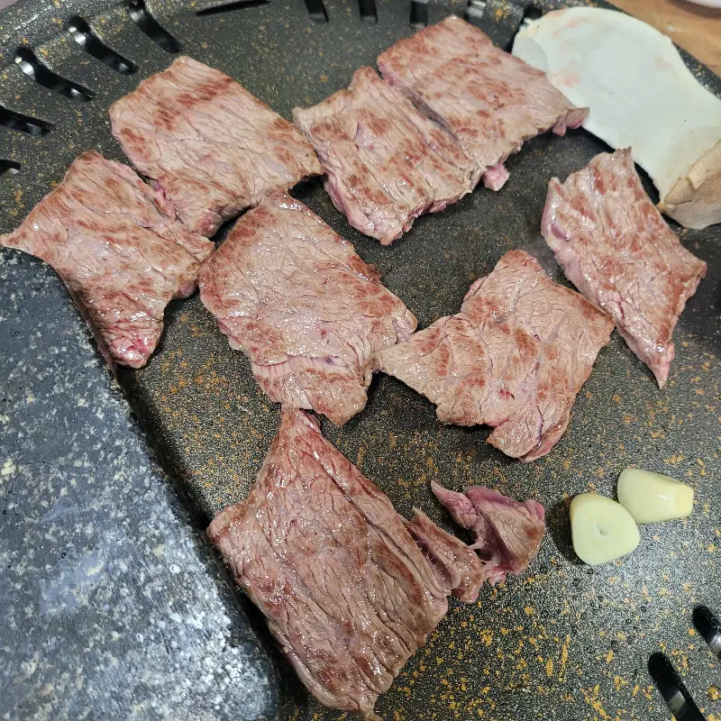 불판 위에서 익어가는 등심