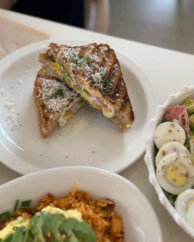 아보카도 샌드위치의 단면