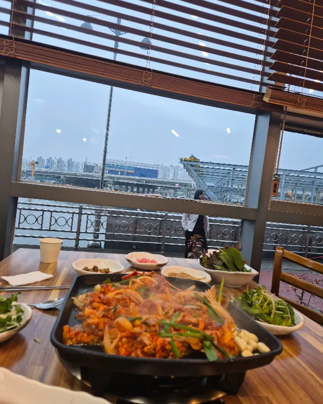 테이블에서 바라본 낙동강 뷰