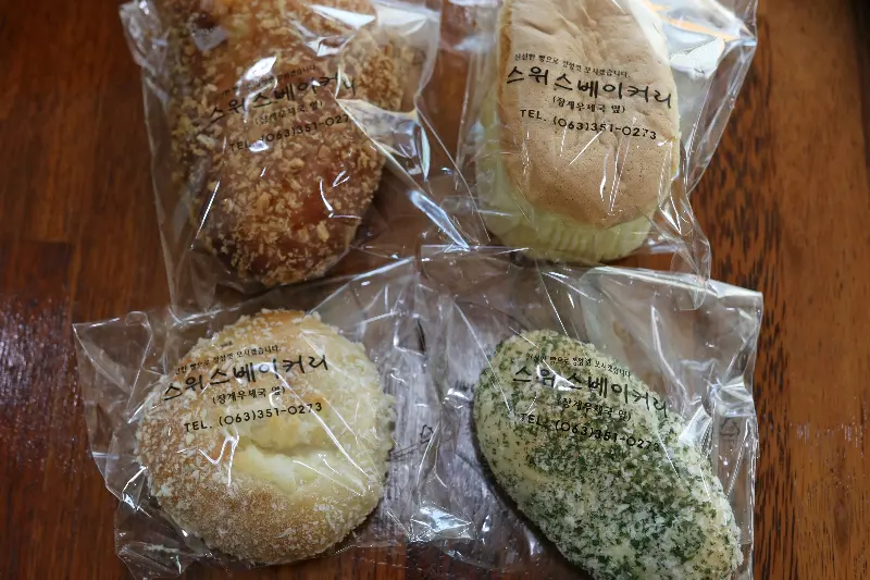 비닐 포장된 빵들