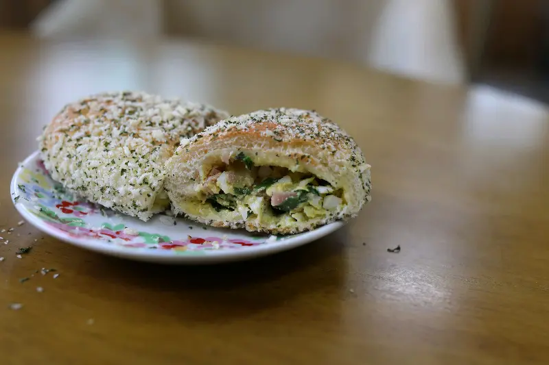 접시에 담긴 부추빵 단면