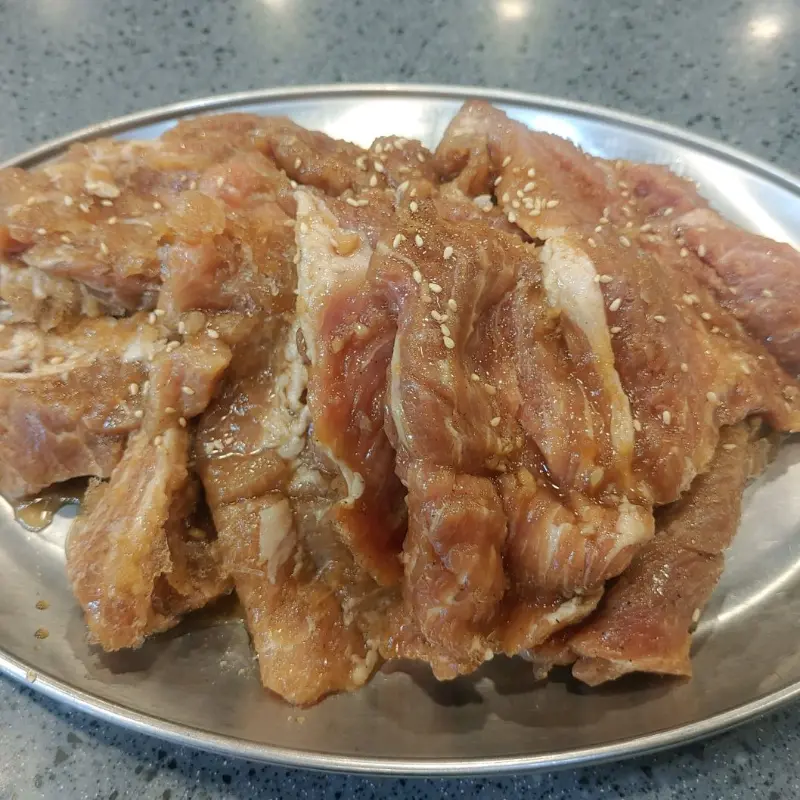 노릇하게 구워진 돼지갈비