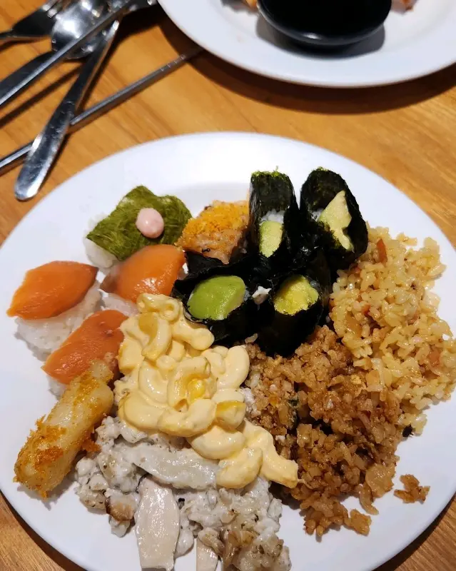 애슐리퀸즈 경주점의 초밥 & 롤 코너 접사