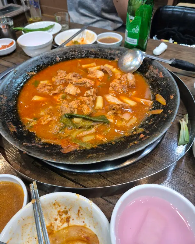 냄비 안에는 닭고기와 떡, 야채가 가득 담겨 있다.