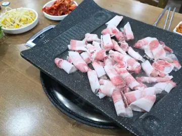 밤에도 빛나는 고기 향연, 추억을 굽는 대박집에서 만나는 인생 대패 삼겹살 맛집