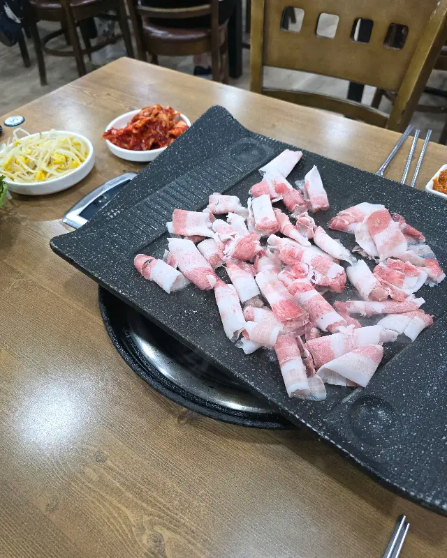 불판 위에서 익어가는 대패삼겹살