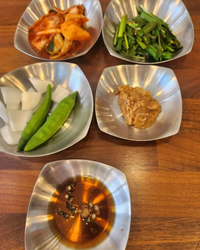 고센갈비탕 밑반찬 클로즈업