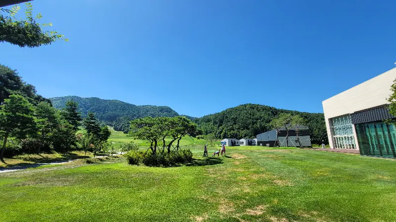푸르른 자연이 펼쳐진 외부 풍경