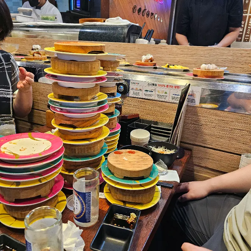 테이블 가득 쌓인 접시들