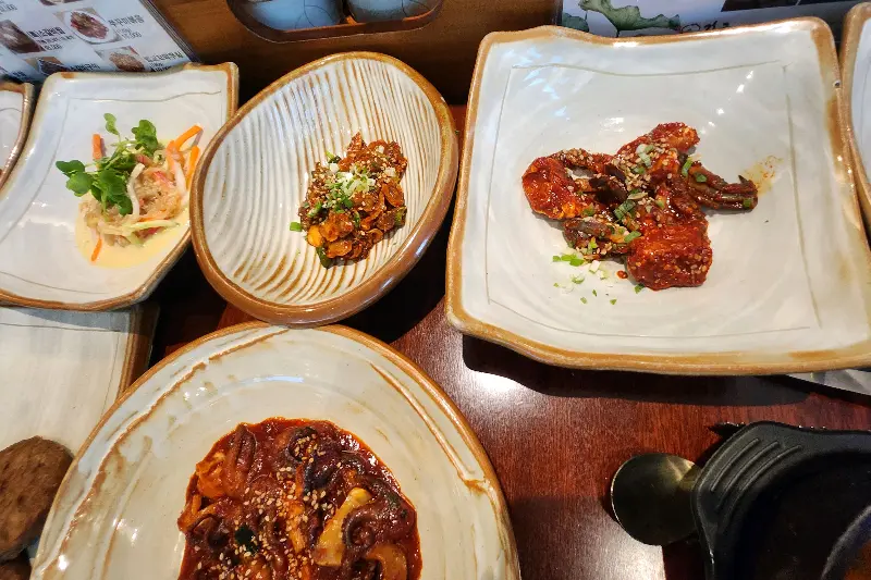 다양한 한정식 메뉴가 담긴 접시들의 모습