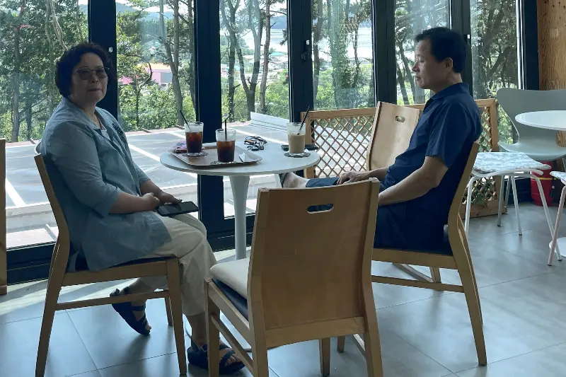 창밖 풍경이 보이는 테이블