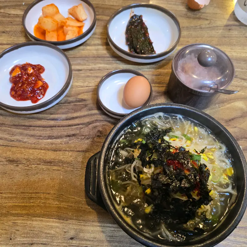 콩나물 국밥과 함께 정갈하게 차려진 반찬들