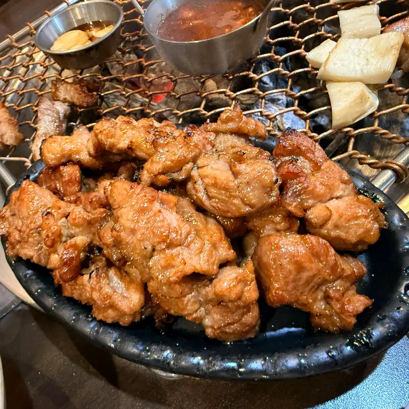 노릇하게 구워진 뽈살