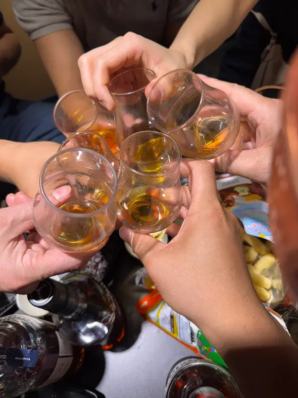 위스키 잔을 부딪히는 모습