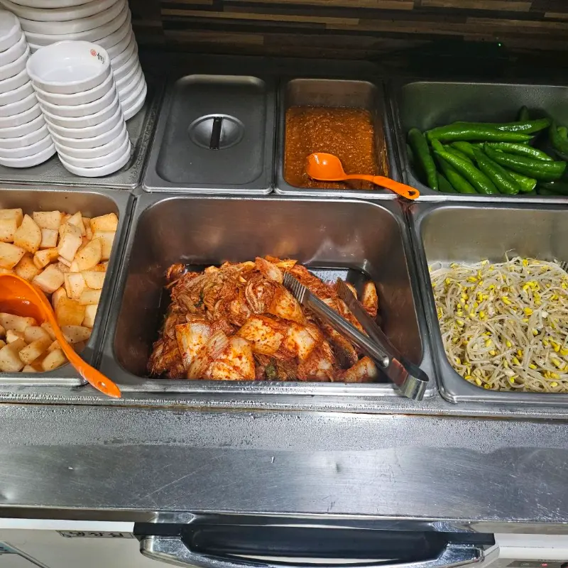 다양하고 신선한 셀프 반찬 코너