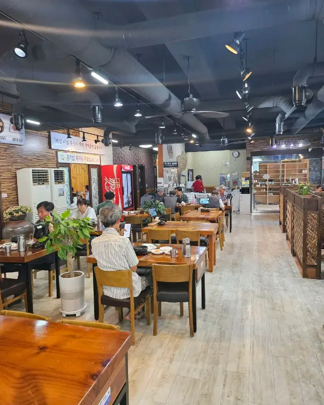 깔끔하고 넓은 매장 내부