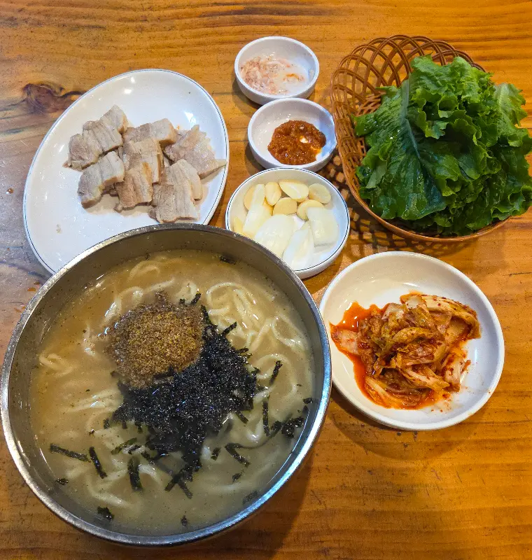 칼국수, 비빔칼국수, 수육 한 상 차림