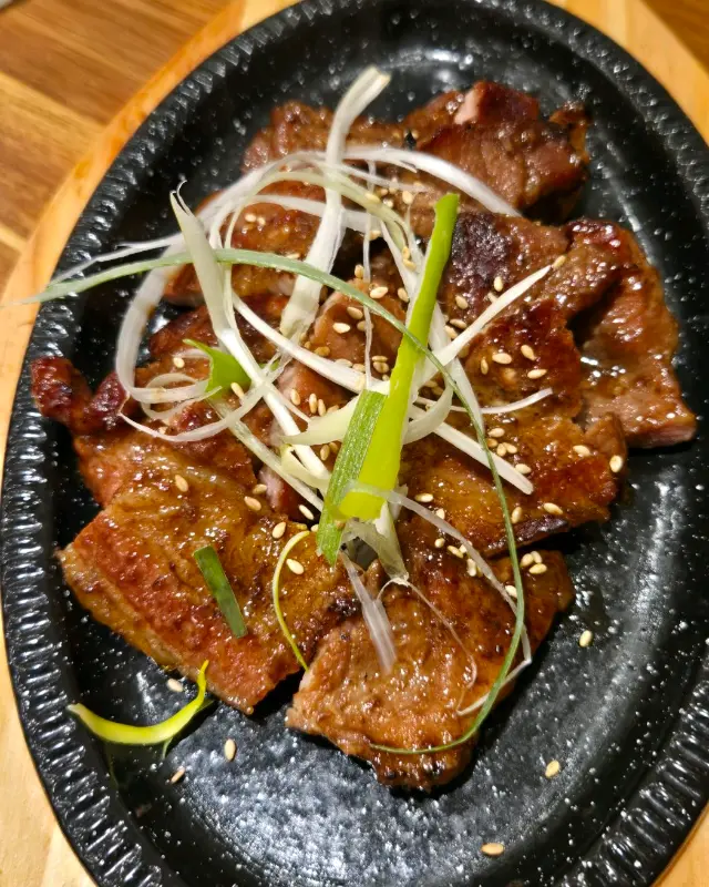 석갈비 위에 파채와 깨소금이 뿌려져 먹음직스러운 비주얼을 자랑한다.