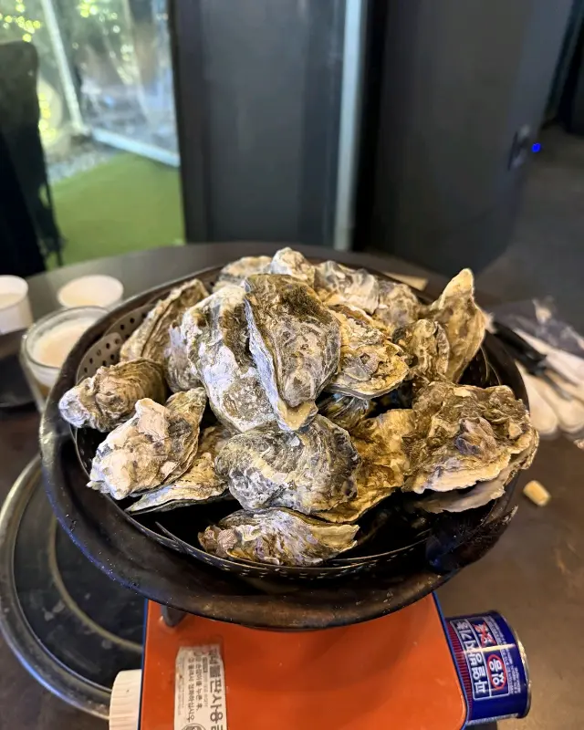 가스 버너 위에 올려진 석화찜 냄비