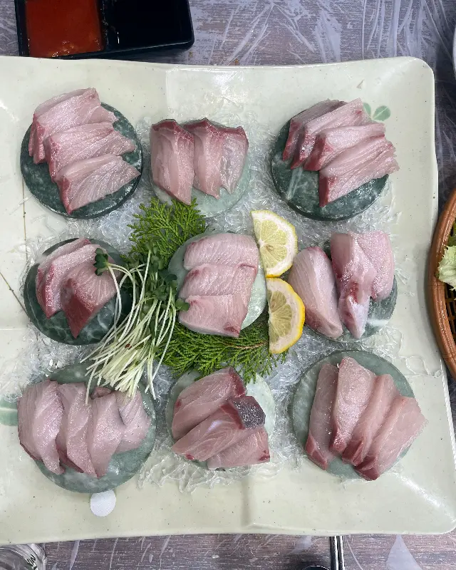 드라이 아이스 위에 올려진 모듬회