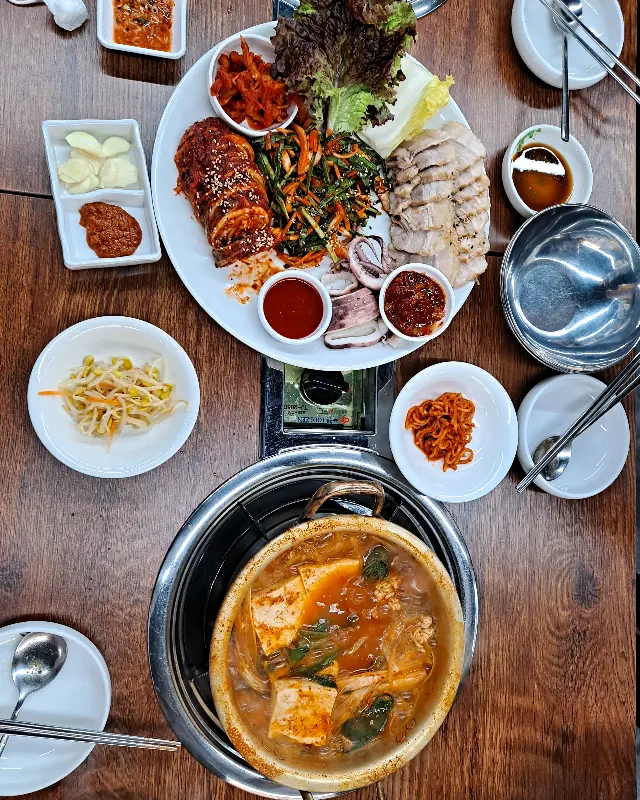 동태탕과 오징어보쌈 세트의 푸짐한 한 상 차림