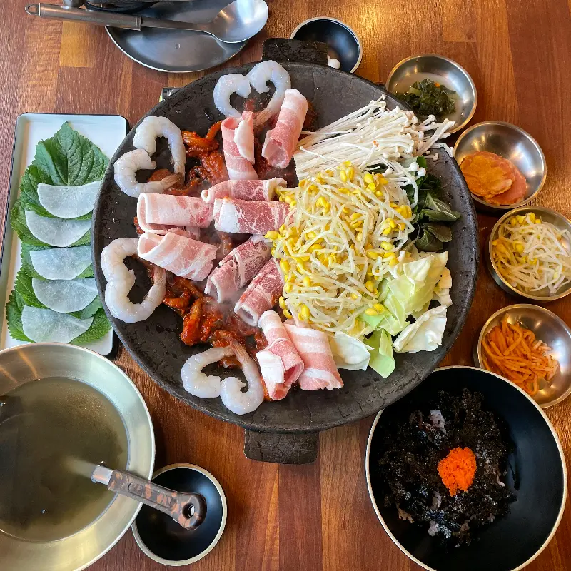 철판에 볶아진 쭈꾸미, 우삼겹, 각종 야채들의 조화