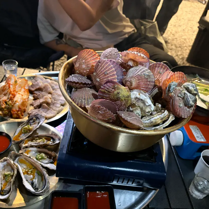 석화찜, 가리비, 새우가 푸짐하게 담긴 냄비