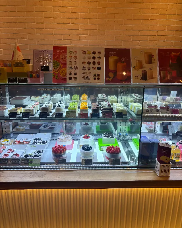 다양한 케이크가 진열된 쇼케이스