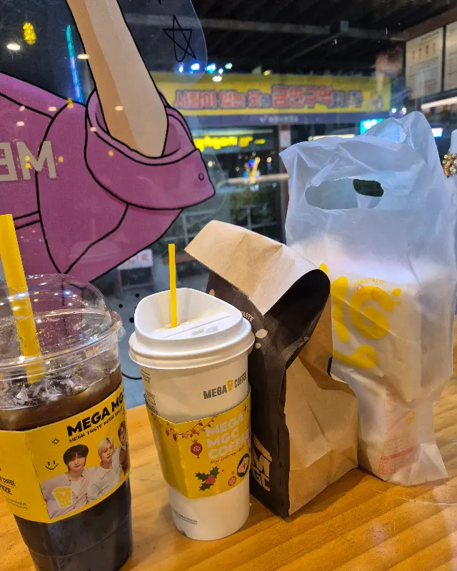 포장해온 음료와 디저트