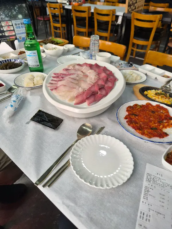 신선한 회 한 상 차림