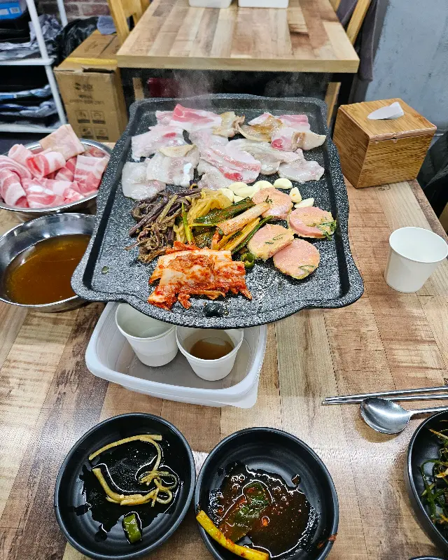 불판 위에서 맛있게 익어가는 간장삼겹살